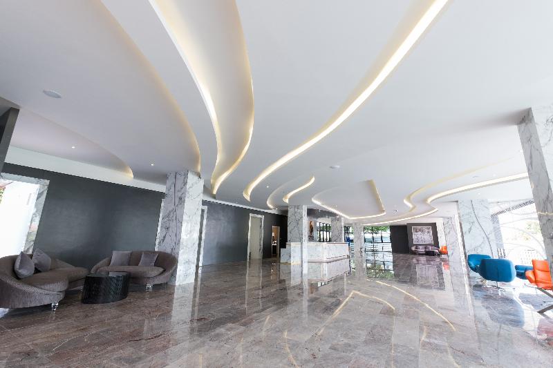 P Plus Hotel Pattaya - Lobi