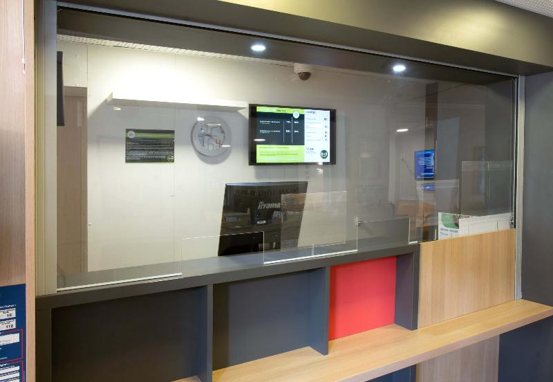 B&B HOTEL LOUVECIENNES - Lobi