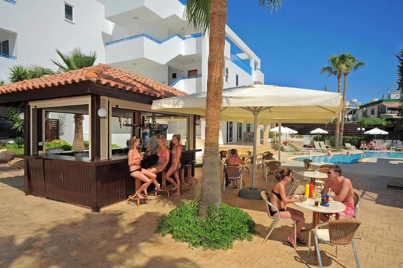 Petrosana Hotel Apartments - Bar