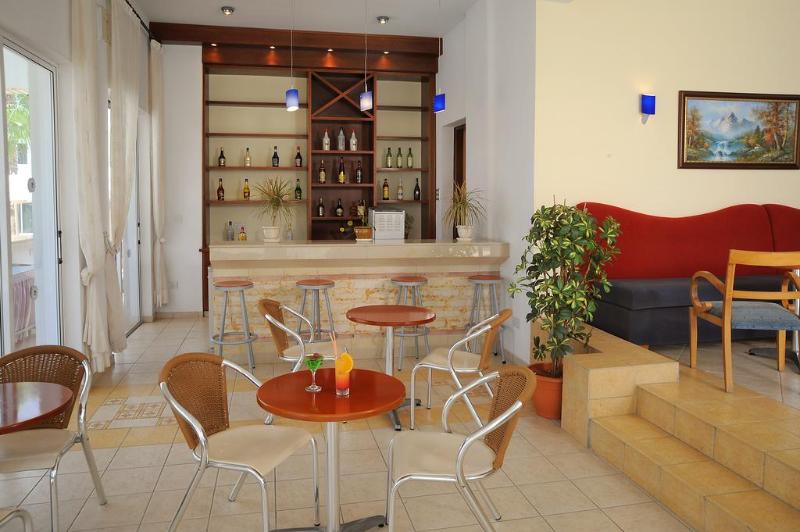Petrosana Hotel Apartments - Bar