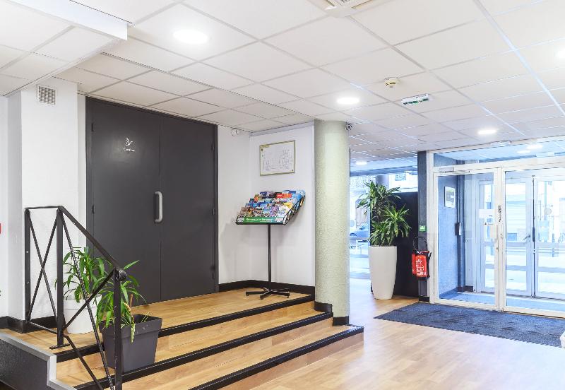B&B HOTEL Nîmes Centre Arènes - Lobi