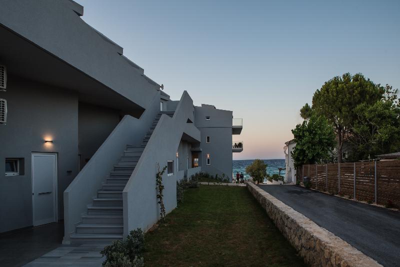 Golden Coast - Genel