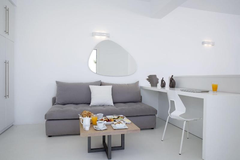 May Seven Suites Hotel - Oda