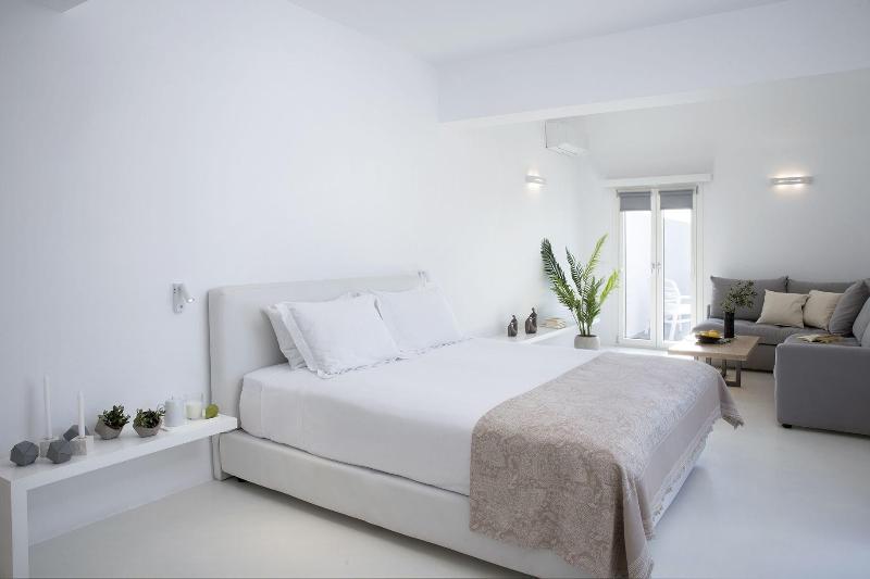 May Seven Suites Hotel - Oda