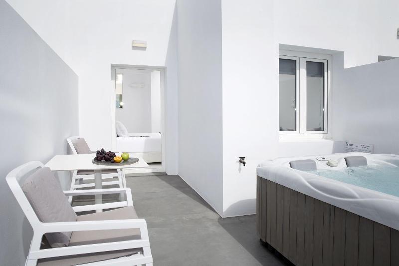 May Seven Suites Hotel - Oda
