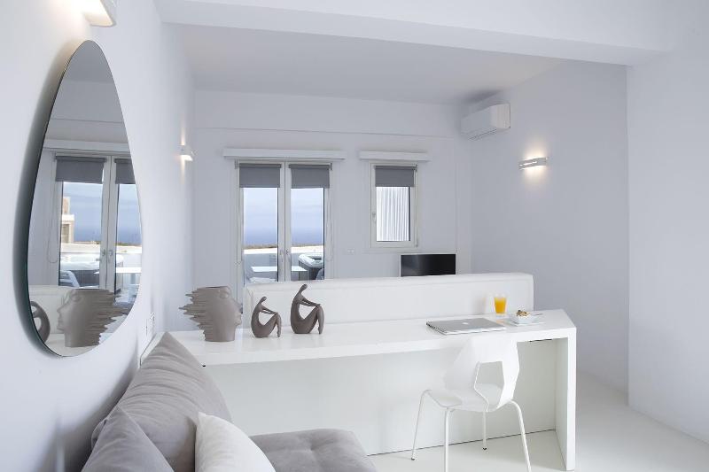 May Seven Suites Hotel - Oda