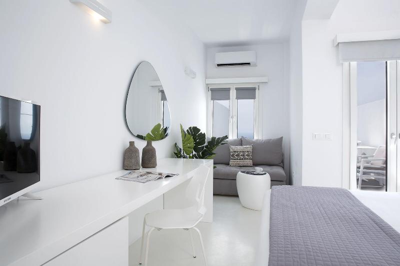 May Seven Suites Hotel - Oda
