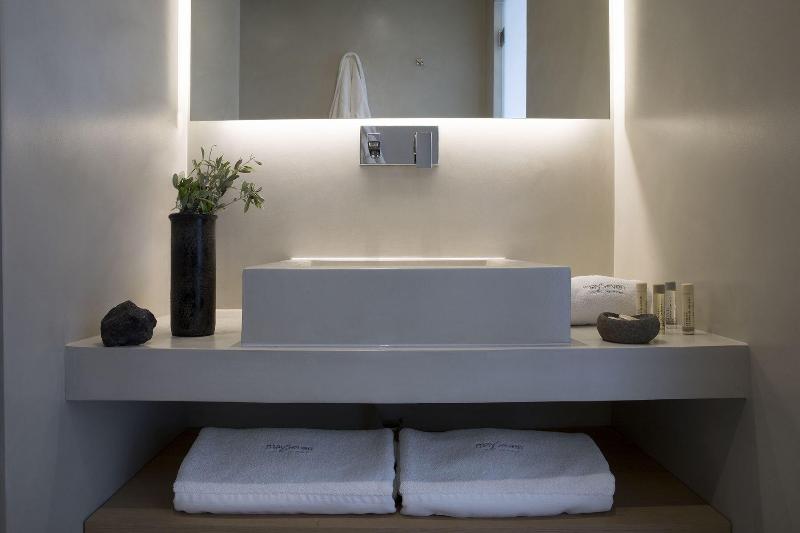 May Seven Suites Hotel - Oda
