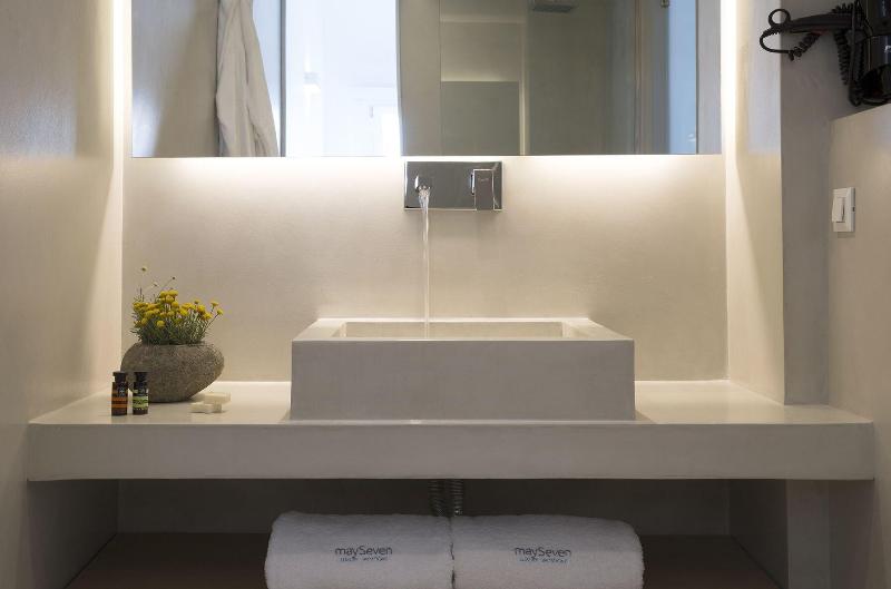 May Seven Suites Hotel - Oda