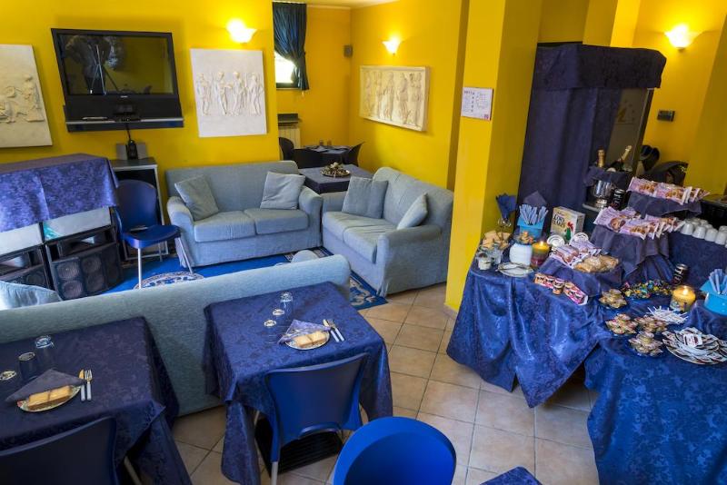 Residence M. Front - Bar
