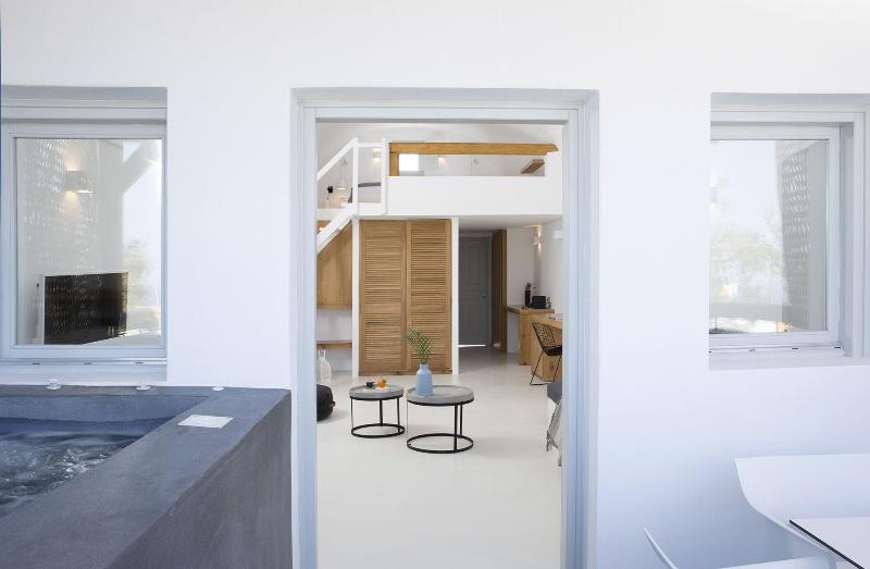 June Twenty Suites - Oda