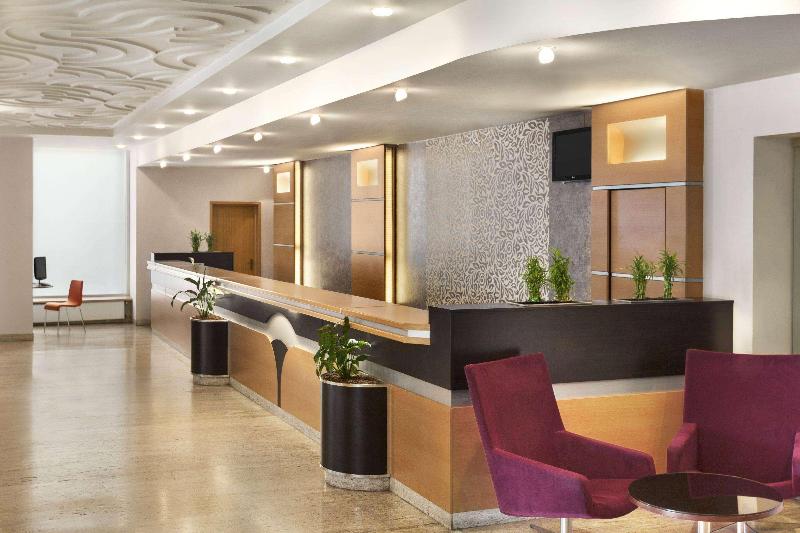 Ramada by Wyndham Bucharest Parc - Lobi