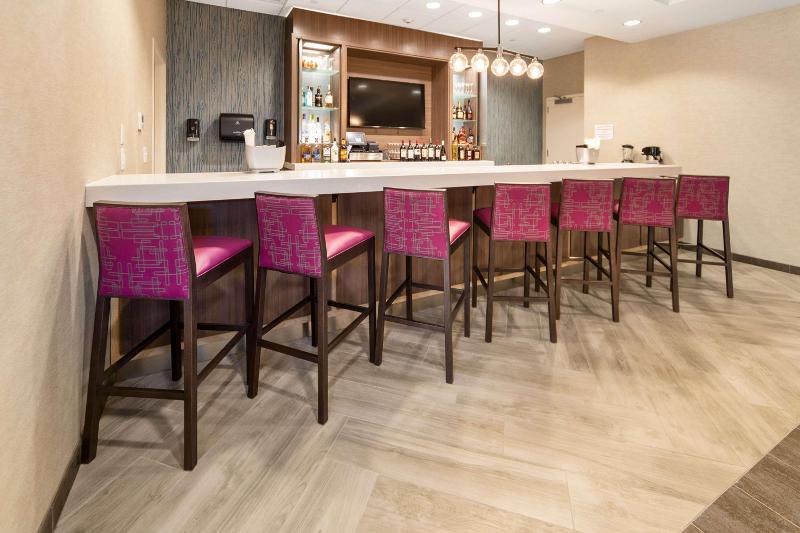 Home2 Suites by Hilton Newark Airport - Bar