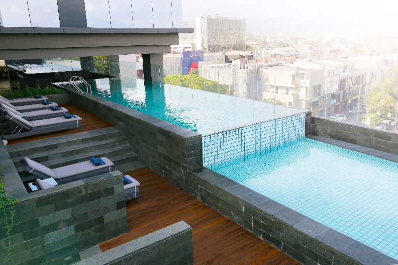 Yello Hotel Paskal Bandung - Havuz