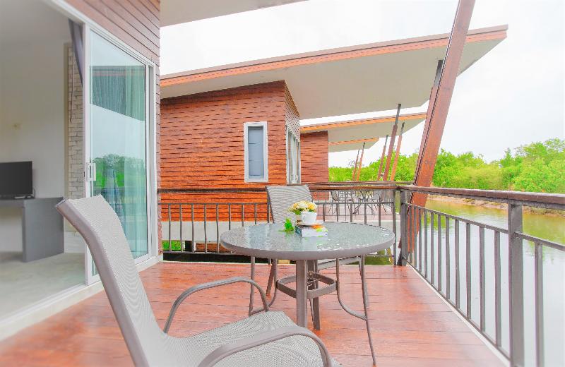 Amantra Lake View Resort - Oda
