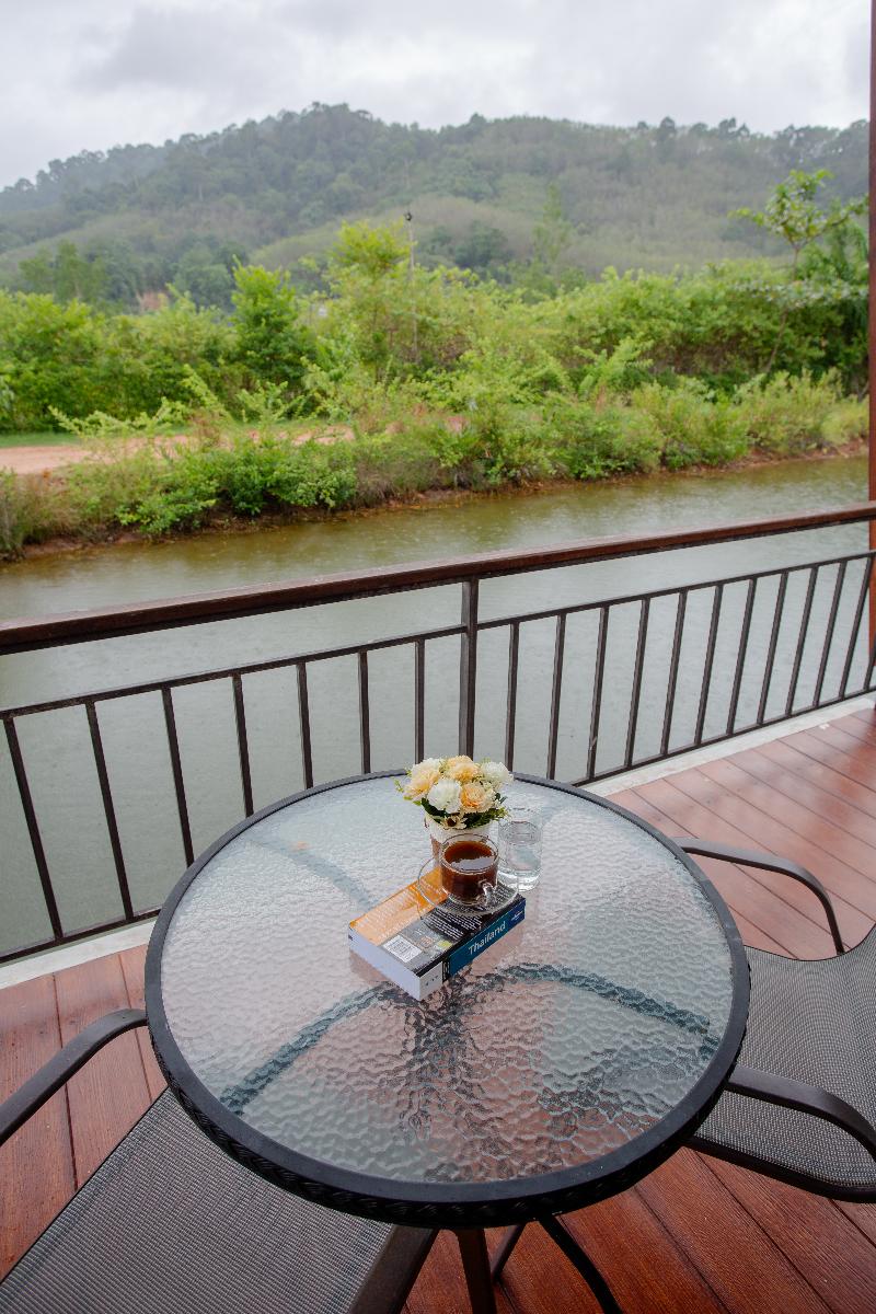 Amantra Lake View Resort - Oda