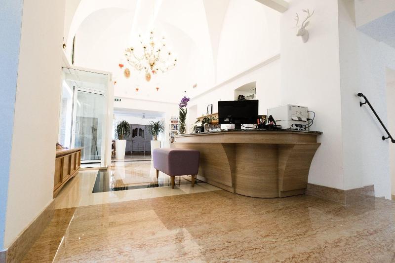 Hotel Corona - Lobi