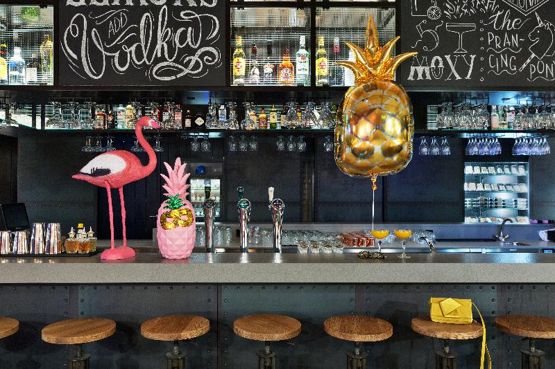Moxy Amsterdam Houthavens - Bar