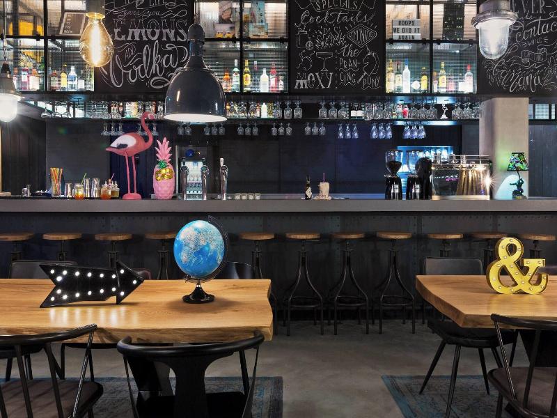Moxy Amsterdam Houthavens - Bar