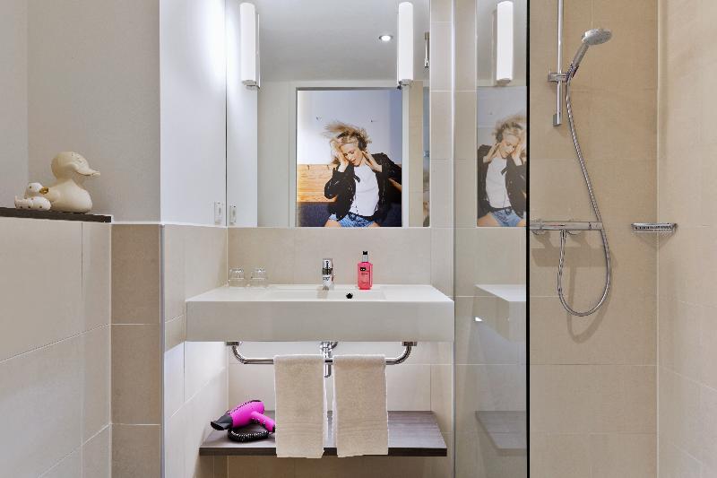 Moxy Amsterdam Houthavens - Oda