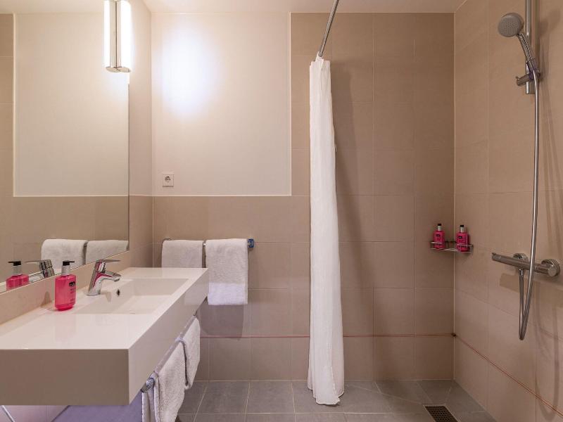 Moxy Amsterdam Houthavens - Oda