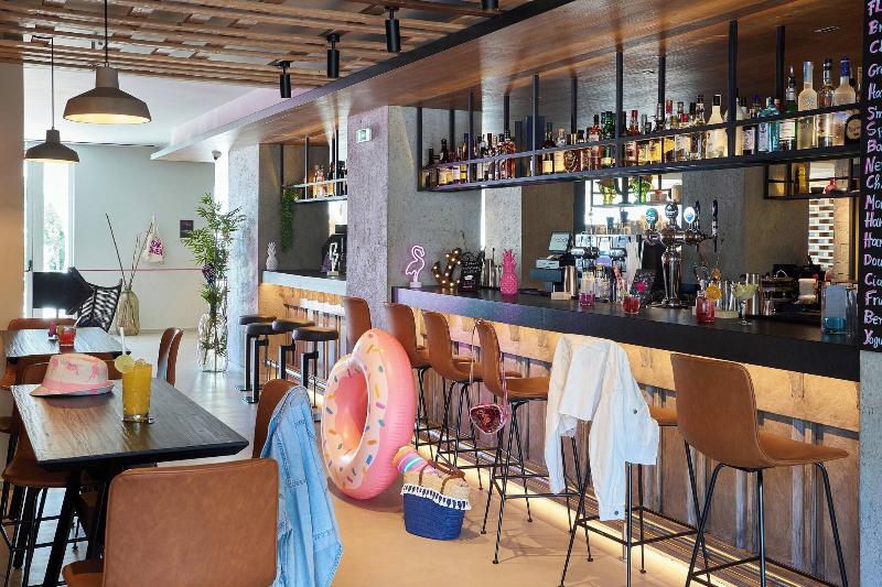Moxy Patra Marina - Lobi