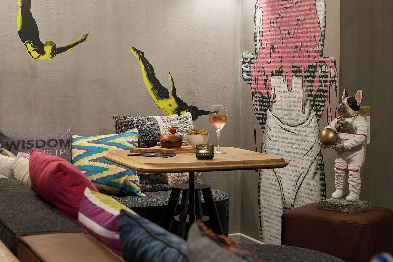 Moxy Patra Marina - Lobi