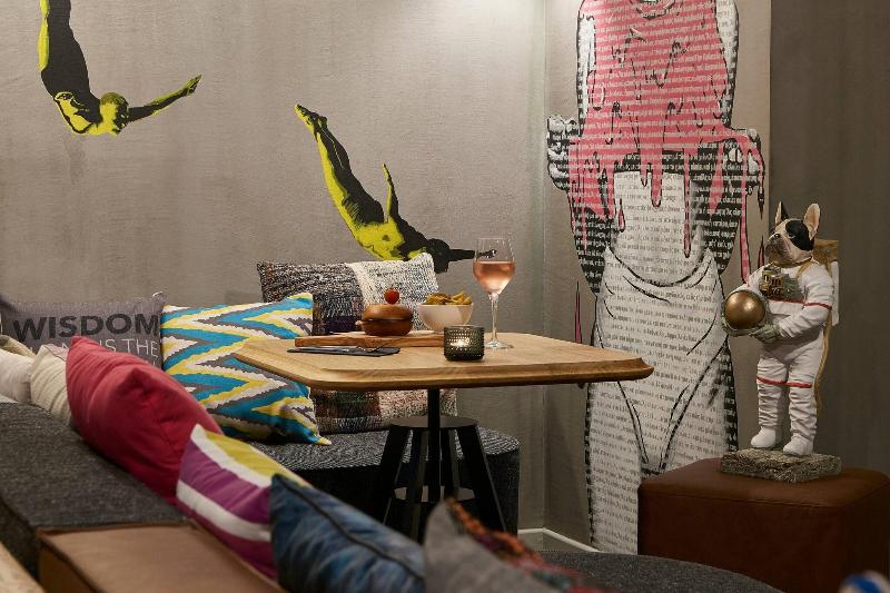 Moxy Patra Marina - Lobi