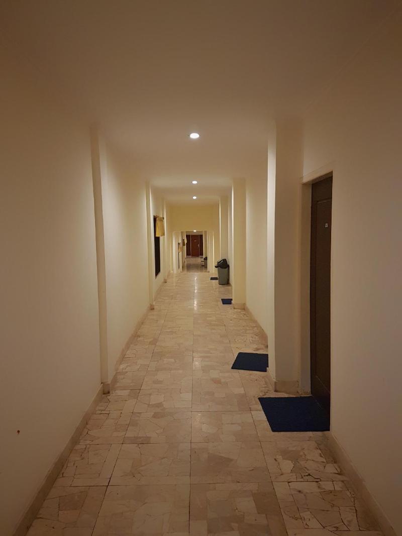 77 Sunset Plaza - Lobi