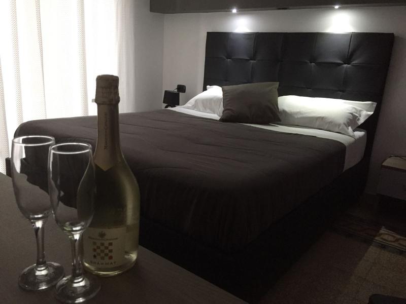 MB95 - Mezzocannone Luxurious Bed&Breakfast - Oda