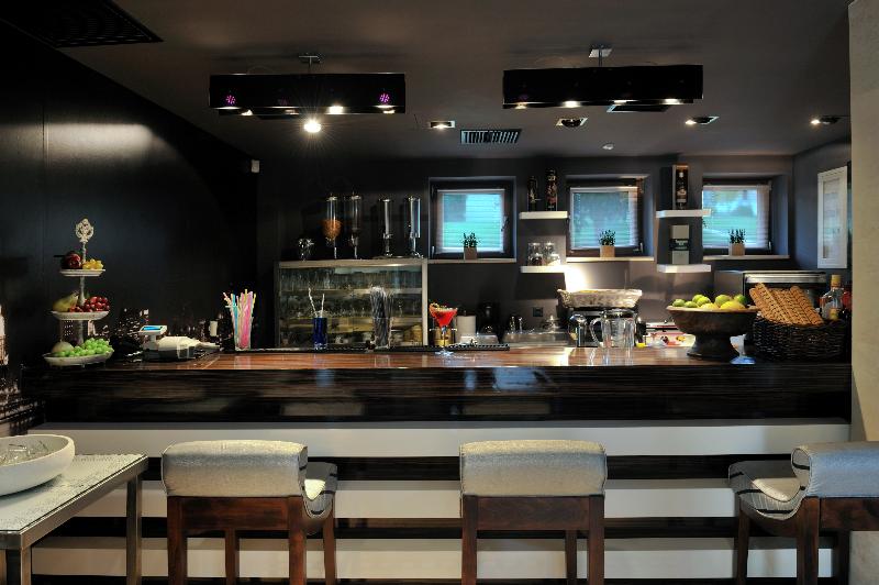 Polyastron Place - Bar