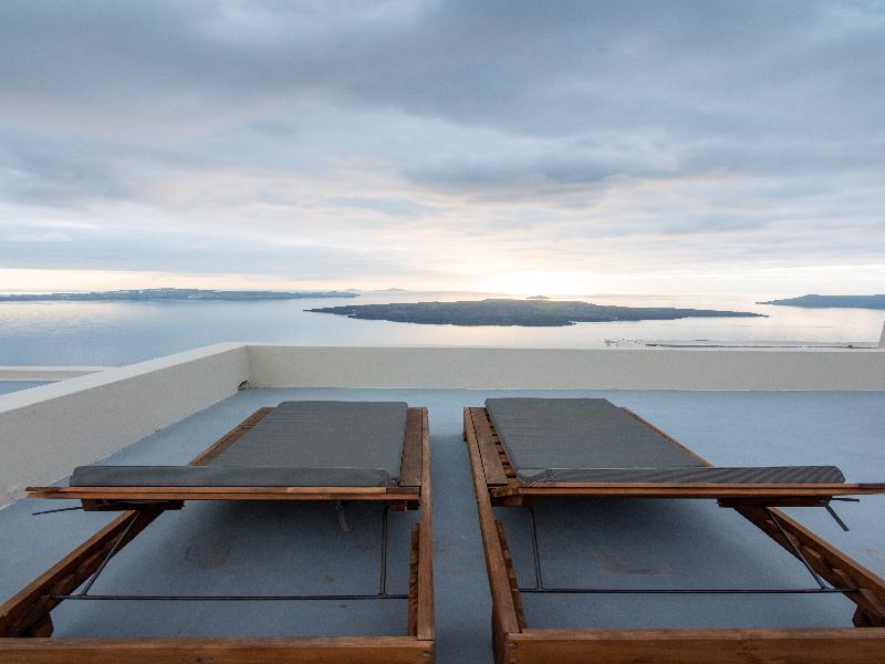 Caldera Cliff Illusion Suites - Oda
