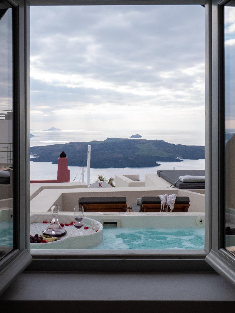Caldera Cliff Illusion Suites - Oda