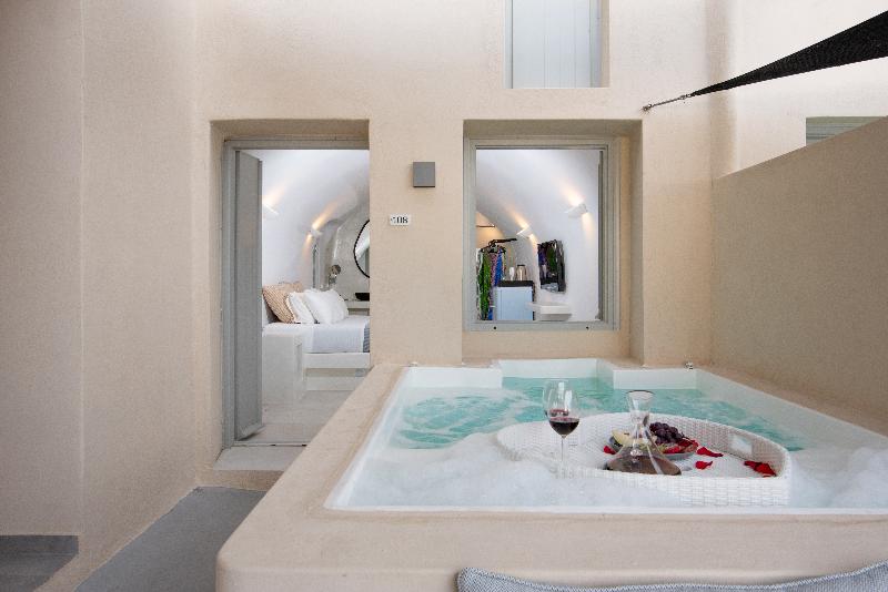 Caldera Cliff Illusion Suites - Oda