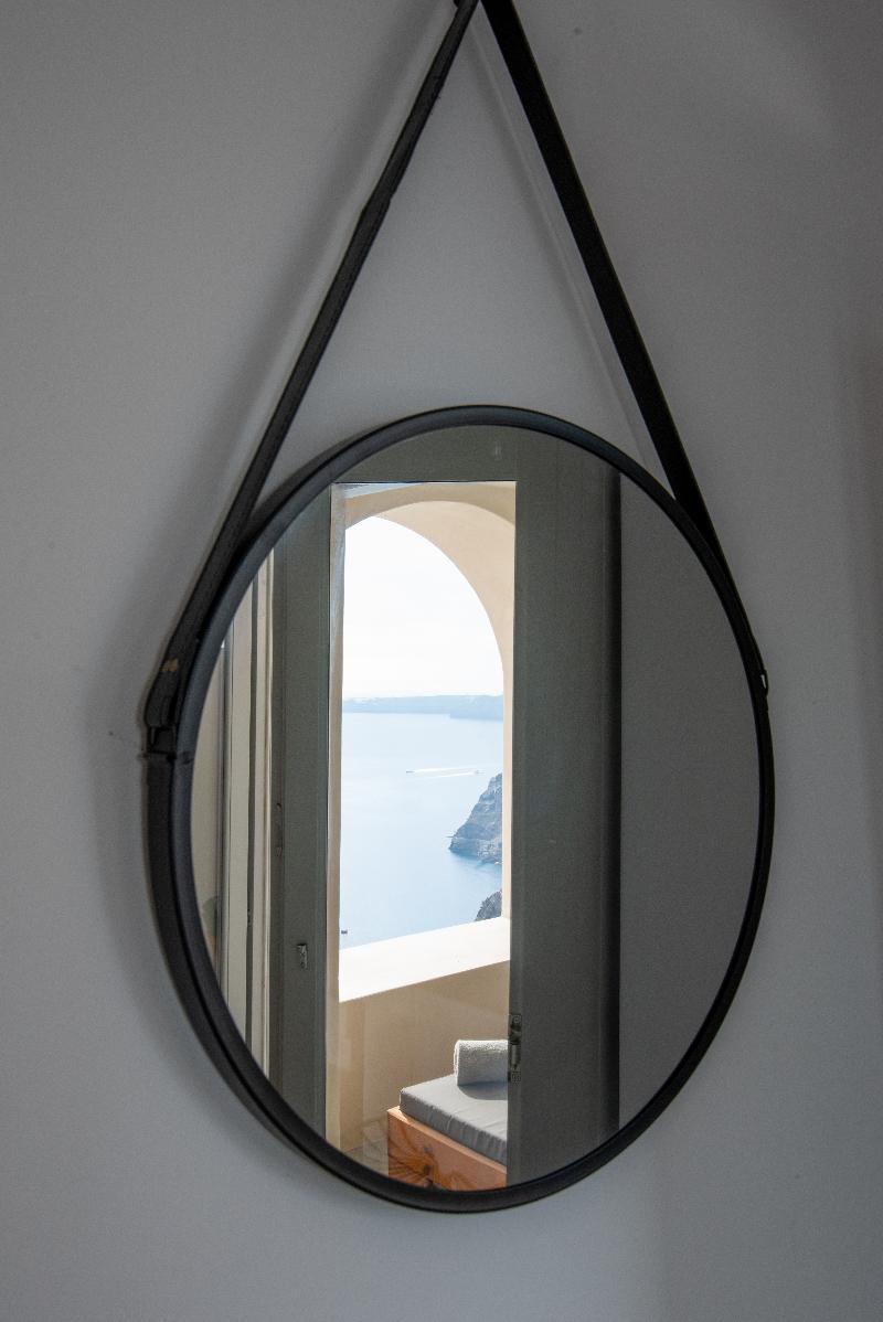 Caldera Cliff Illusion Suites - Oda