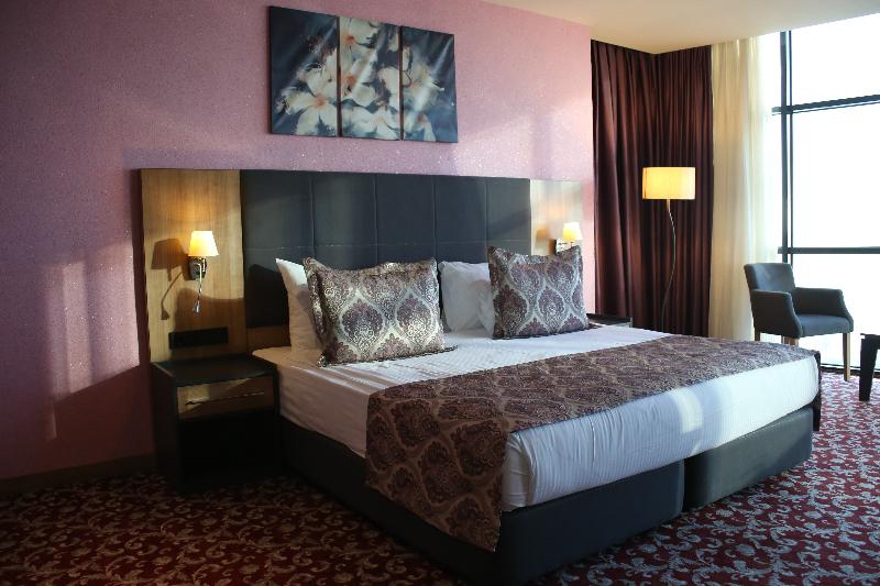 Euphoria Batumi Convention & Casino Hotel - Oda