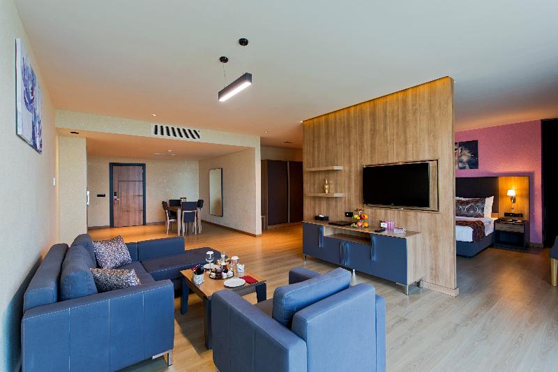 Euphoria Batumi Convention & Casino Hotel - Oda