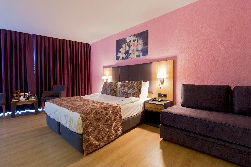 Euphoria Batumi Convention & Casino Hotel - Oda