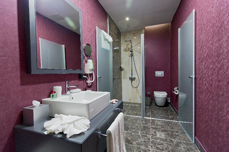 Euphoria Batumi Convention & Casino Hotel - Oda