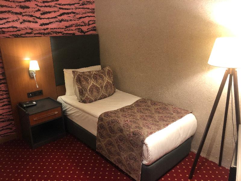 Euphoria Batumi Convention & Casino Hotel - Oda