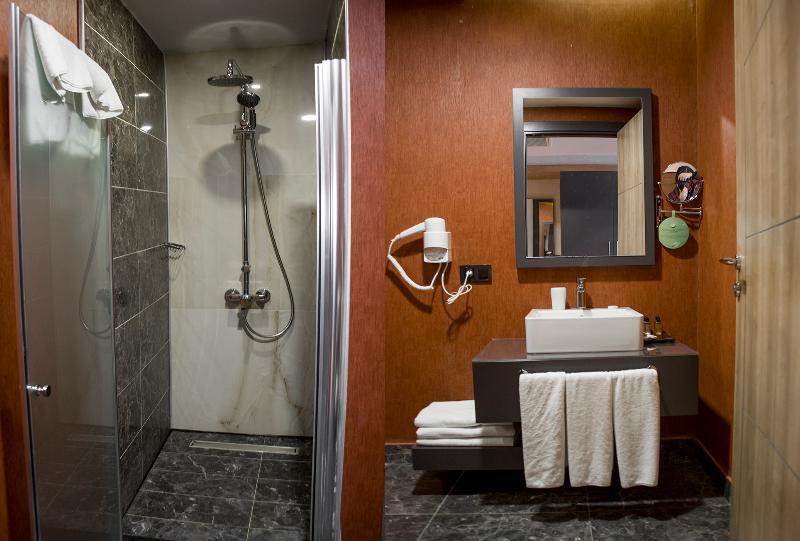 Euphoria Batumi Convention & Casino Hotel - Oda