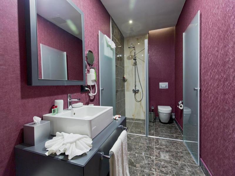 Euphoria Batumi Convention & Casino Hotel - Oda