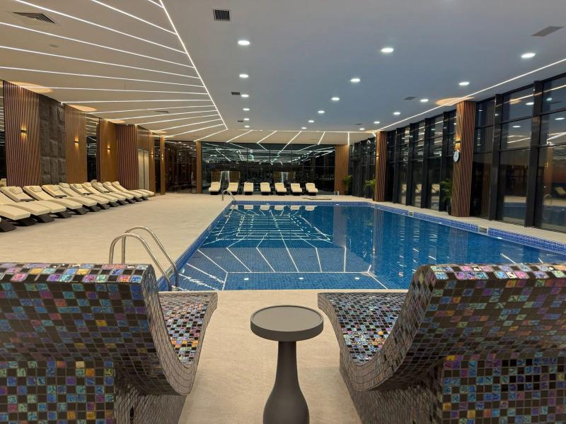 Euphoria Batumi Convention & Casino Hotel - Havuz