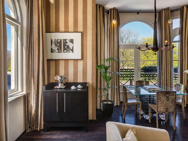 Delano London - Genel