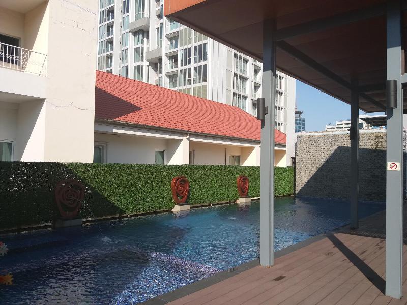 Dazzle Sukhumvit 7 - Havuz