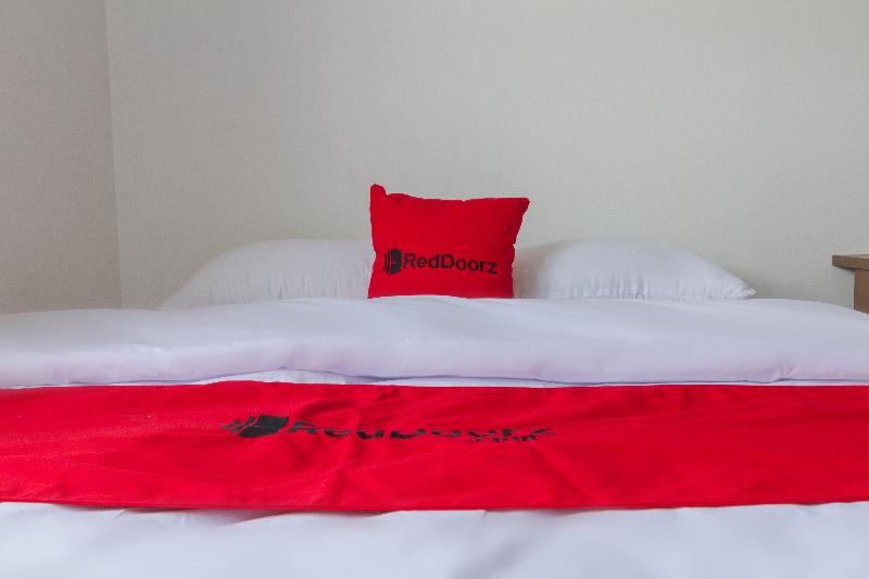 RedDoorz @ Malabar Street - Oda