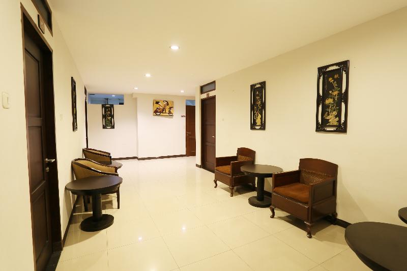 RedDoorz near Braga Street - Lobi