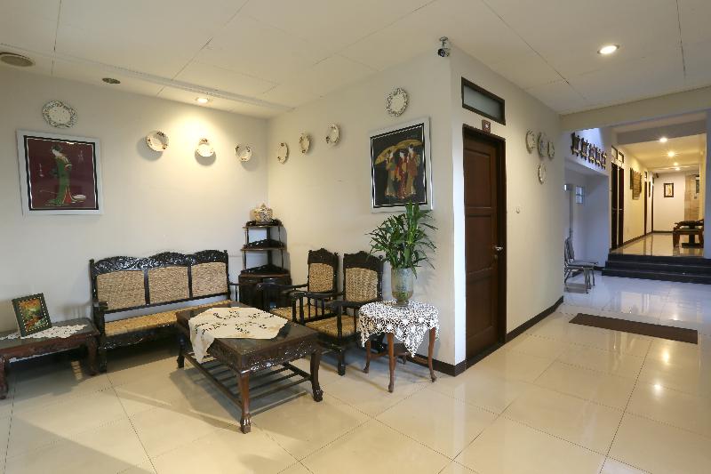 RedDoorz near Braga Street - Lobi