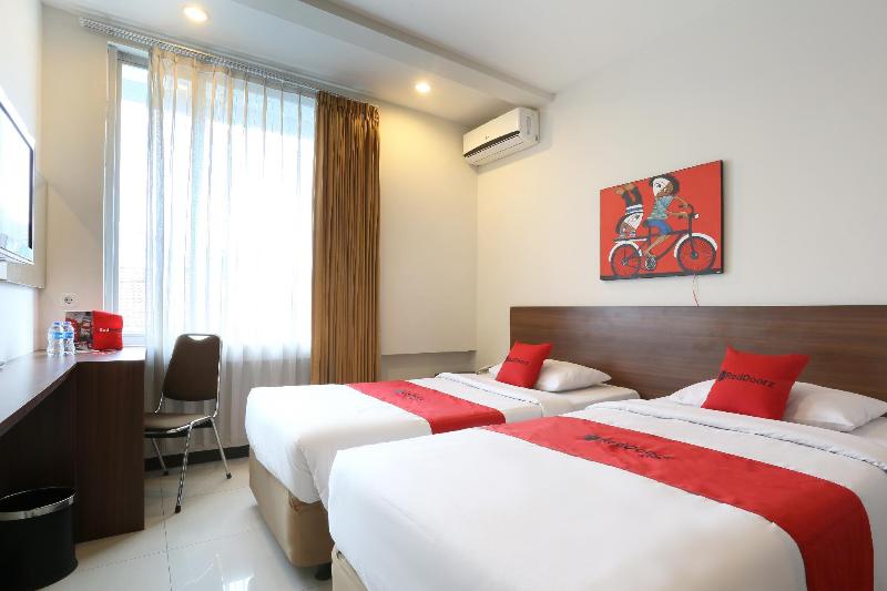 RedDoorz near Braga Street - Oda