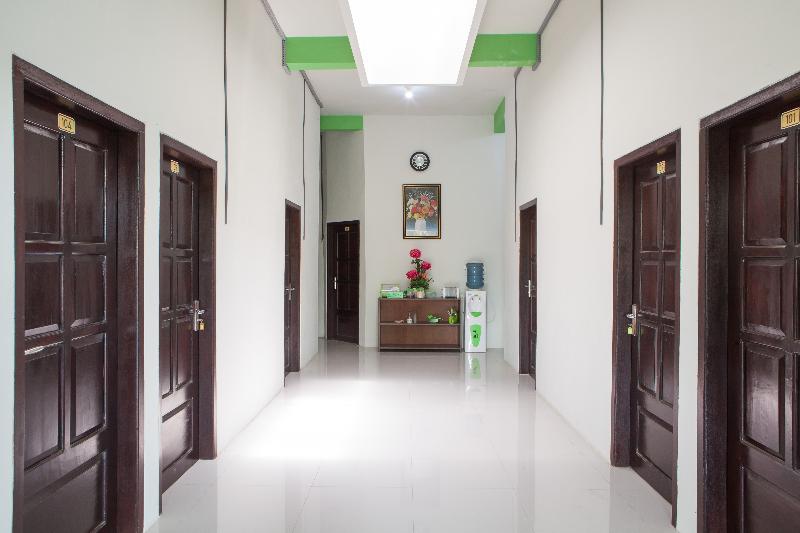 RedDoorz near Banyuwangi Baru Station - Lobi